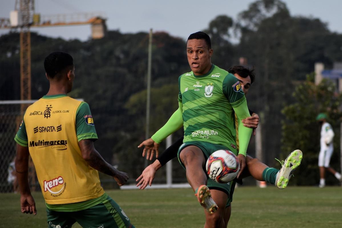 O Amrica segue em preparao para a deciso do Campeonato Mineiro, contra o Atltico. No prximo sbado (22), s 16h30, os rivais se enfrentaro no Mineiro, em Belo Horizonte. Para ser campeo estadual pela 17 vez, o Coelho precisar vencer o confronto. Isso porque a primeira partida terminou empatada em 0 a 0, e o Atltico possui a vantagem de jogar por um novo empate.
