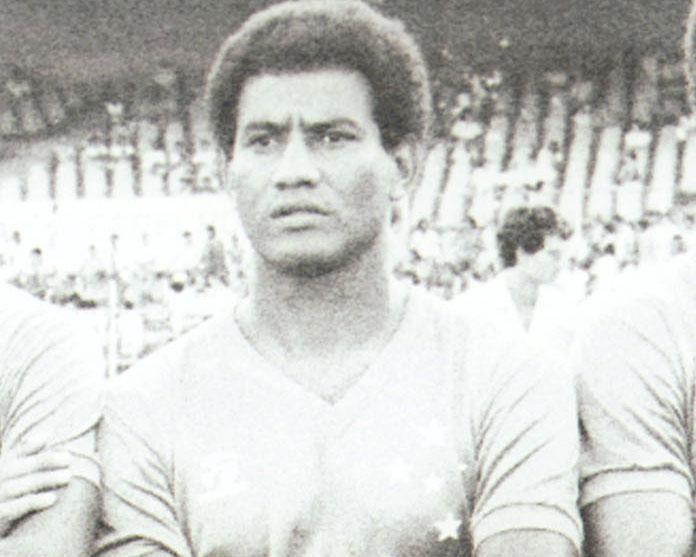 Carlos Alberto, lateral-direito do Cruzeiro campeo mineiro de 1984. Jogou no clube de 1983 a 1986.