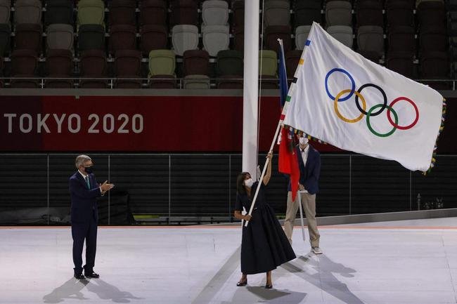 T�quio passa o bast�o a Paris, pr�xima sede dos Jogos Ol�mpicos. Na foto, o presidente do COI, Thomas Bach, e a prefeita da capital francesa, Anne Hidalgo 