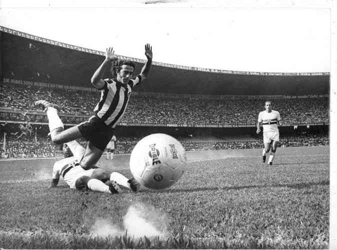 Campeonato Brasileiro (1971) - Um triangular entre Atltico, Botafogo e So Paulo foi o formato da deciso do ttulo do primeiro Campeonato Brasileiro. O Galo venceu o So Paulo por 1 a 0, no Mineiro, com gol de Oldair.  No dia 12 de dezembro de 1971, o Alvinegro garantiu a taa com triunfo por 1 a 0 sobre o Botafogo, no Maracan, com cabeceio de Dario imortalizado nos coraes alvinegros