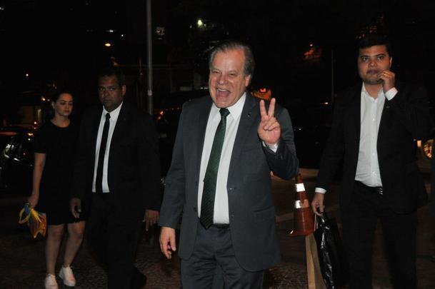 Cerimnia de entrega da Medalha ao Mrito ao Clube Atltico Mineiro pelo Conselho Deliberativo do clube. Chegada do jornalista Chico Pinheiro, atleticano e convidado para participar do evento.