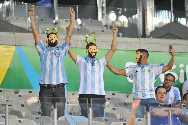 Torcedores na partida entre Argentina e Paraguai, no Mineiro, pela Copa Amrica