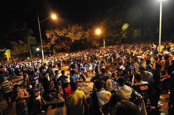 Tumulto gerado por briga entre membros de torcidas organizadas impediu festa do tricampeonato nacional 