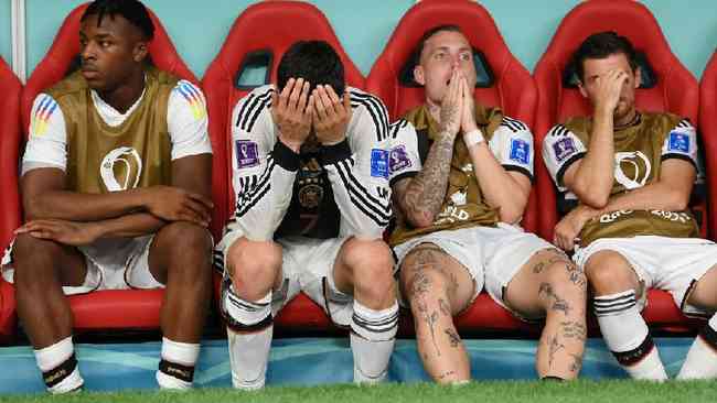 1 de dezembro: Jogadores do banco da Alemanha parecem desanimados durante a partida contra a Costa Rica no Al Bayt Stadium aps serem eliminados do torneio na fase de grupos (foto de Shaun Botterill)