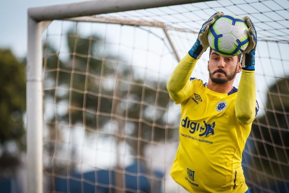 A comisso tcnica do Cruzeiro permitiu que a imprensa acompanhasse somente o comeo das atividades desta quinta-feira, na Toca da Raposa 2. Em campo, foi possvel ver o meia Rodriguinho, que segue programao especial de exerccios elaborada pelos profissionais do clube. O time se prepara para o jogo-treino de segunda-feira, contra o Amrica, que servir de teste visando  retomada das competies. No coletivo de tera-feira, a escalao teve Fbio; Lucas Romero, Ded, Leo e Egdio; Henrique e Jadson; Marquinhos Gabriel, Thiago Neves e David; Fred. Vale ressaltar que o meia Robinho havia sido poupado desse trabalho.