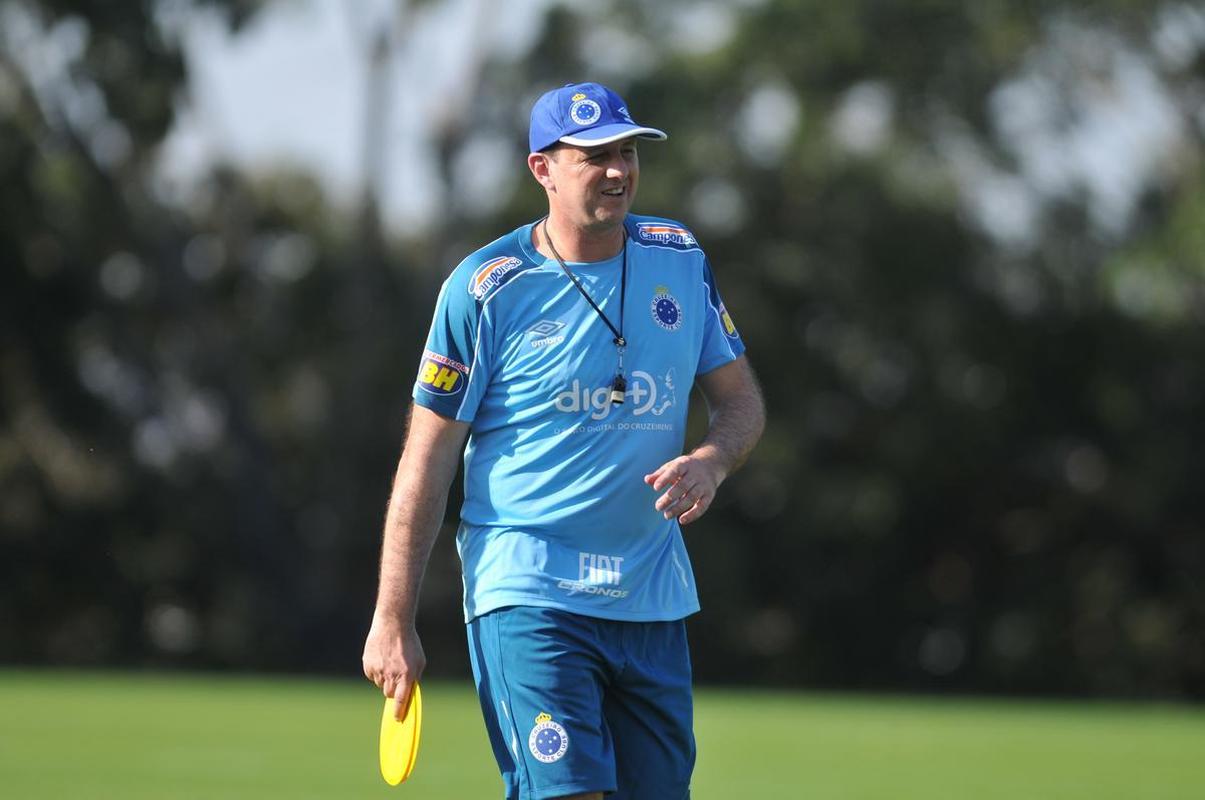 Rogrio Ceni concedeu entrevista coletiva e comandou o primeiro treinamento