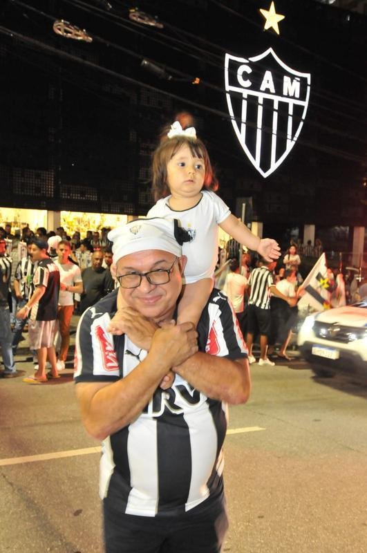 Torcedores do Atltico se concentraram em frente  sede do clube, no bairro de Lourdes, em BH, para festejar o ttulo da Supercopa do Brasil sobre o Flamengo. Galo derrotou rubro-negros nos pnaltis na Arena Pantanal, em Cuiab