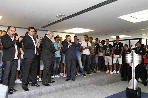 Governador Anastasia entregou uma placa aos campees brasileiros e recebeu uma camisa do Cruzeiro de presente, na Cidade Administrativa