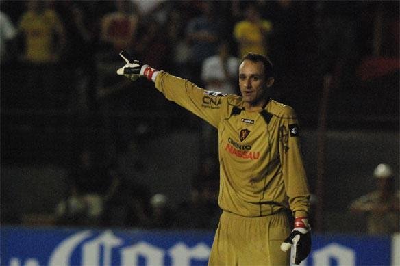 Magro orienta defesa em uma das partidas diante do Palmeiras, na Copa Libertadores da Amrica de 2009 