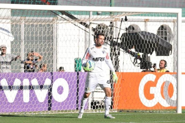 Victor defende p�nalti de Alan Patrick logo no come�o da partida no Independ�ncia