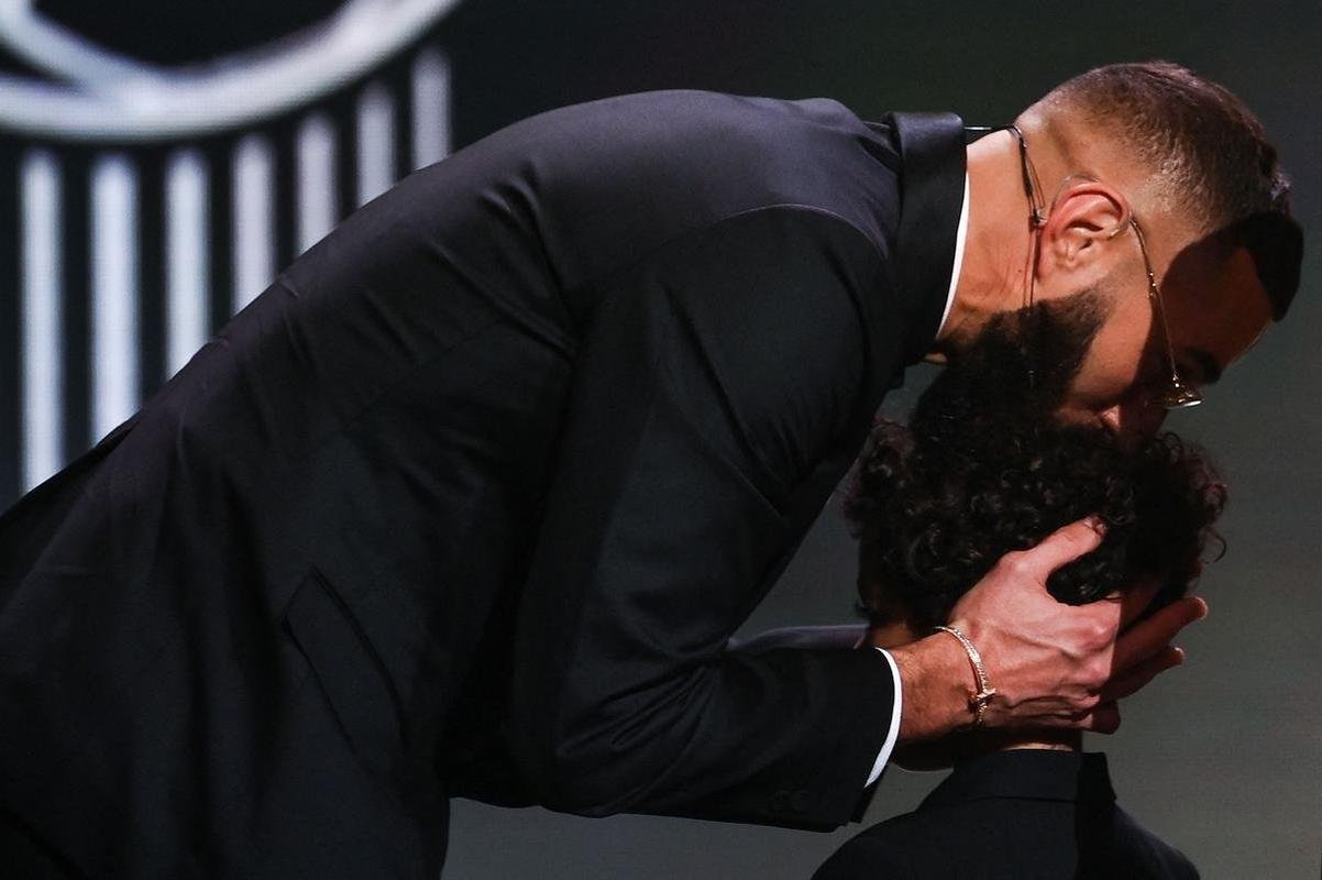 Karim Benzema recebe prmio Bola de Ouro, da Revista France Football, como melhor do mundo na temporada 2021/22. 