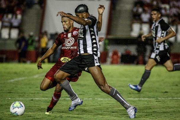 Náutico foi melhor no primeiro tempo e terminou a etapa inicial vencendo pelo placar de 1 a 0, com gol do meia Jean Carlos.