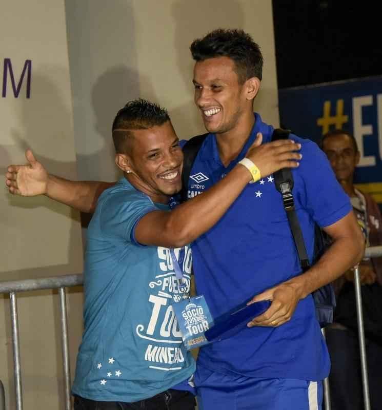 Henrique entrega carto do Scio do Futebol ao gari Daivdson antes do jogo contra o So Francisco-PA