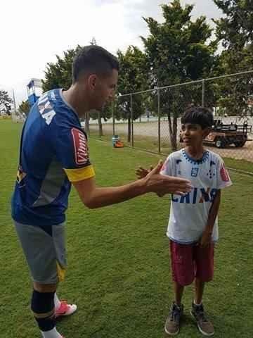 Thiago Neves tambm fez questo de cumprimentar o garoto