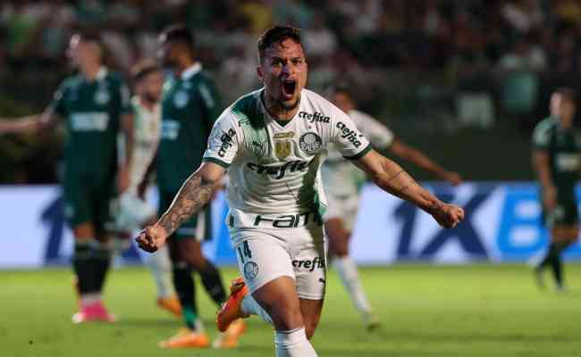 Artur comemora o primeiro gol do Palmeiras na goleada
