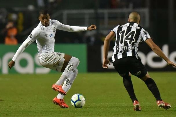 Atlético derrotou Santos por 2 a 1, de virada, com gols de Chará, e avançou às quartas de final da Copa do Brasil
