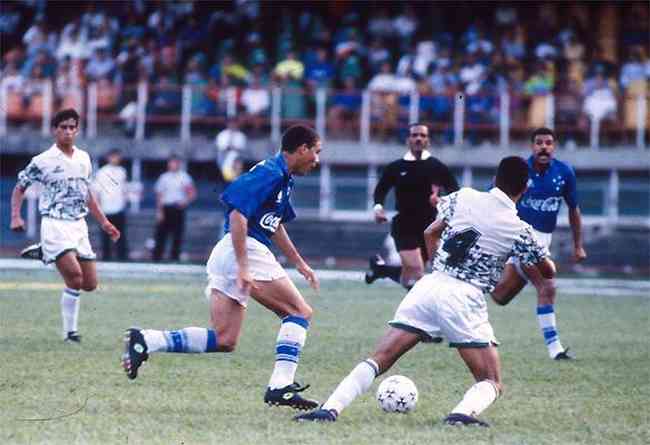 Ronaldo sobrou no título mineiro invicto de 94, marcando 22 gols