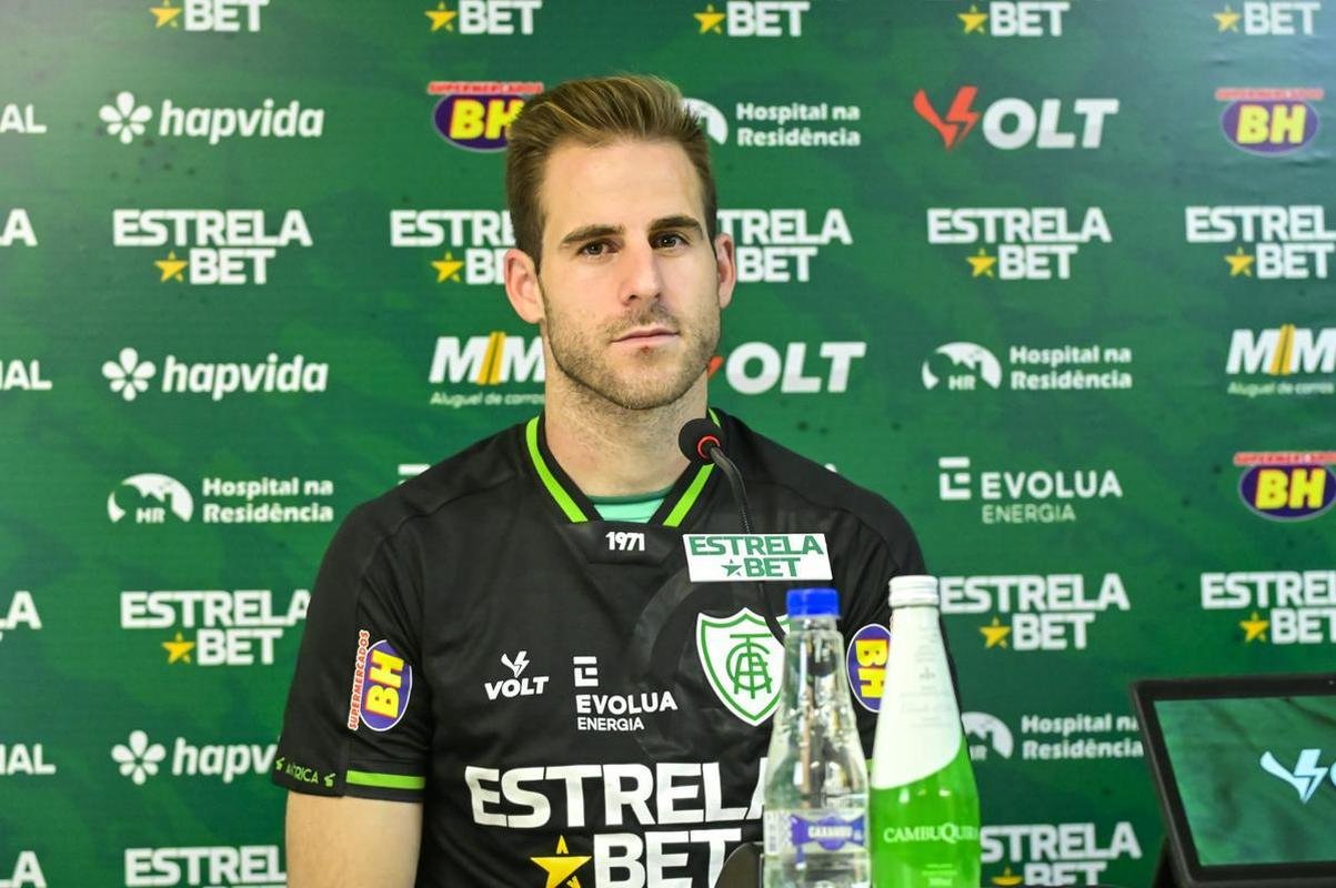 O goleiro Mateus Pasinato e o atacante Mikael foram apresentados pelo Amrica nessa quinta-feira (3/2), no CT Lanna Drumond