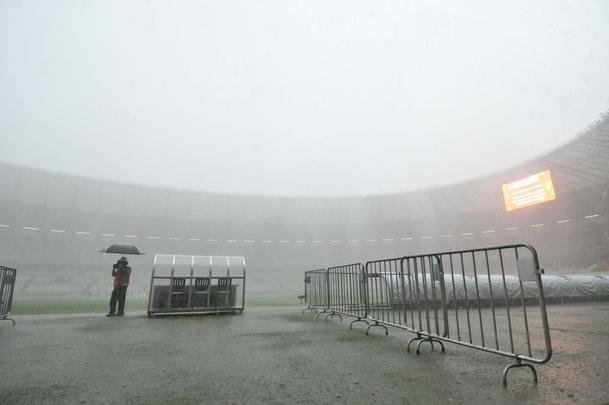 Chuva forte, com granizo, causou transtornos neste domingo  tarde no Mineiro antes do clssico entre Cruzeiro e Amrica pelo Campeonato Mineiro. Do lado de fora, o forte vento derrubou divisrias que separam acessos ao estdio, perto das catracas. J o gramado ficou bastante alagado por muito tempo.