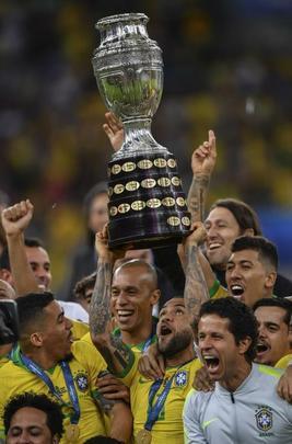 Seleção Brasileira derrota Peru por 3 a 1, conquista Copa América e ergue a taça no Maracanã; veja as fotos da festa do Brasil