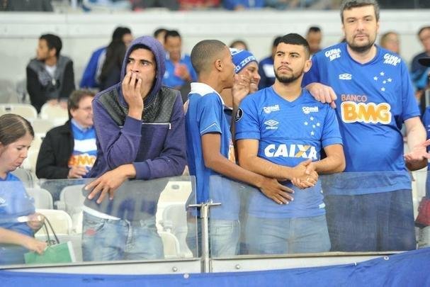 Torcida do Cruzeiro encarou frio e crise de abastecimento para apoiar o time contra o Palmeiras, no Mineiro