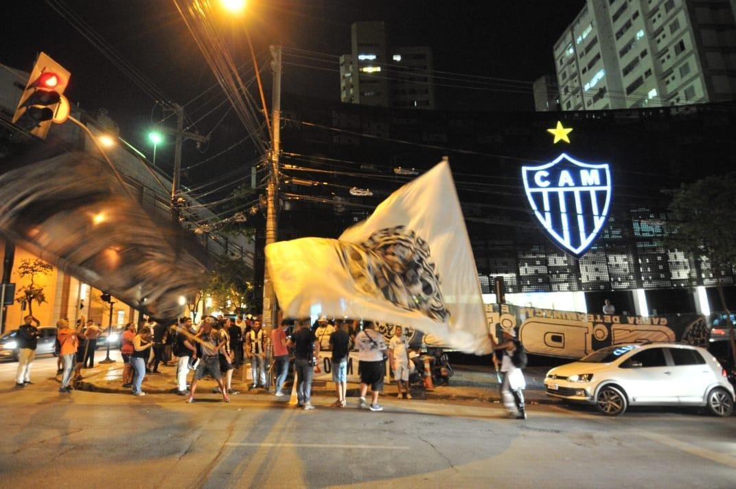 Na noite desta quinta-feira, manifestantes protestaram contra o presidente Srgio Sette Cmara e o diretor de futebol Rui Costa