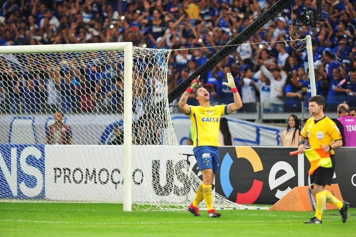 Fbio foi decisivo nos pnaltis, fez trs defesas e colocou o Cruzeiro nas semifinais da Copa do Brasil