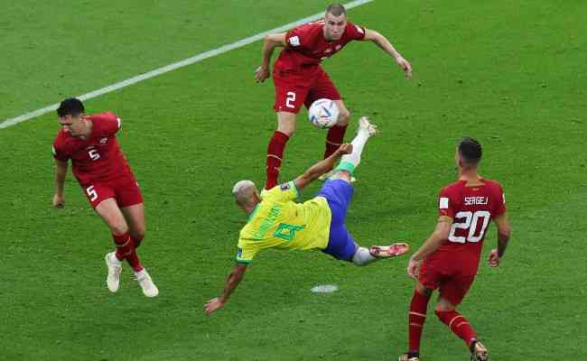 Voleio de Richarlison ganha prêmio de gol mais bonito da Copa do