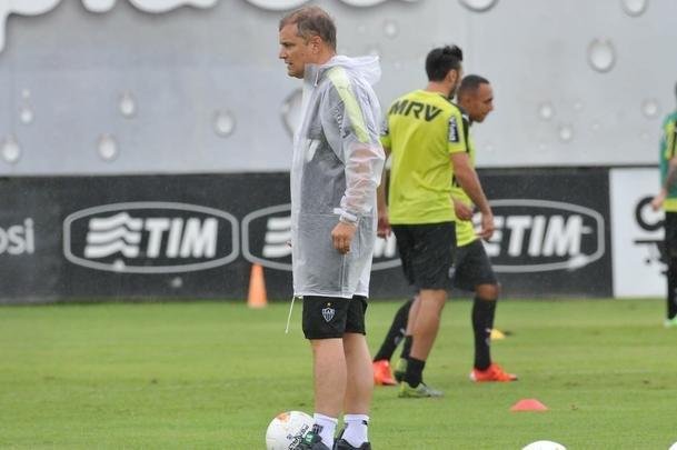 Na Cidade do Galo, atletas foram comandados por Diego Aguirre em primeiro treino do ano