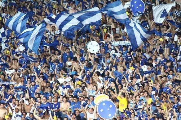 Torcida acompanha com ansiedade a vitria do Cruzeiro sobre o Grmio
