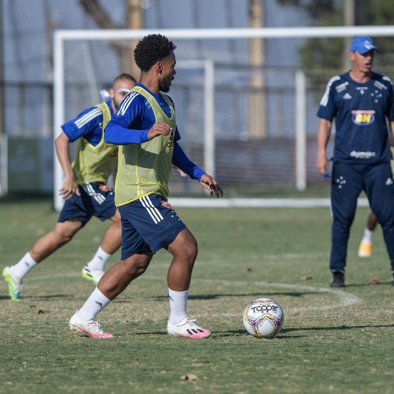 Fotos do primeiro treino do Cruzeiro, na Toca da Raposa II, sob o comando de Ney Franco. Treinador de 54 anos foi oficializado nesta quarta-feira