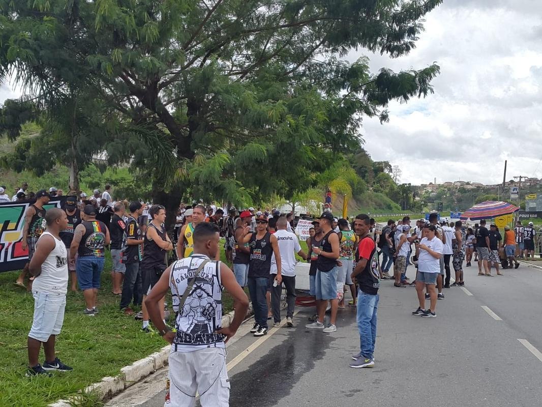 Torcedores pediram mudanas na gesto de futebol do Galo e cobraram o elenco alvinegro