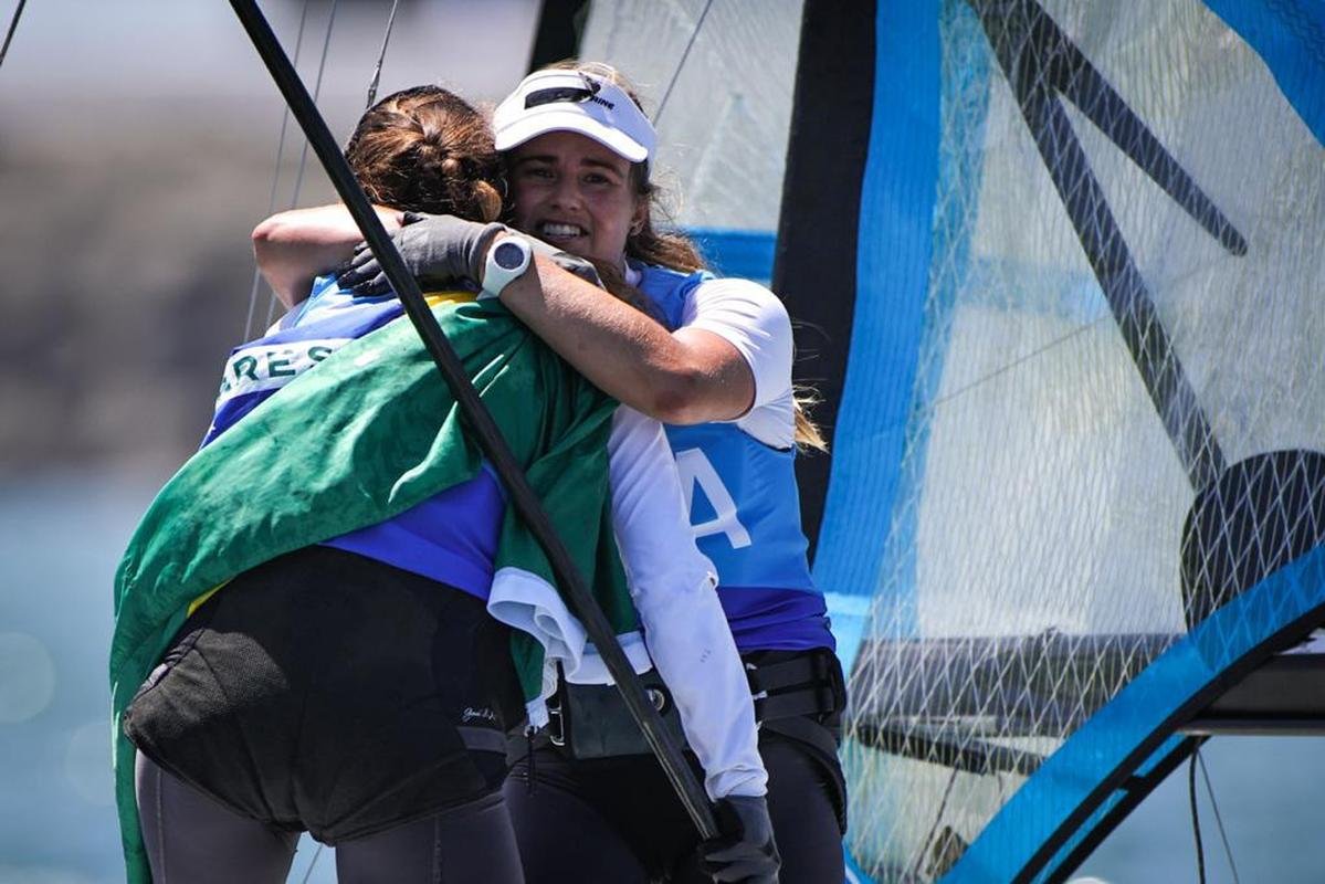 Fotos da festa de Martine Grael e Kahena Kunze com o ouro na vela nos Jogos Olmpicos de Tquio