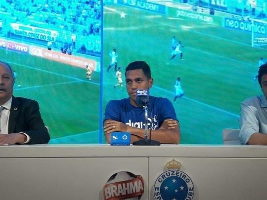 Pedro Rocha foi apresentado pelo Cruzeiro na tarde desta sexta-feira (05/04)