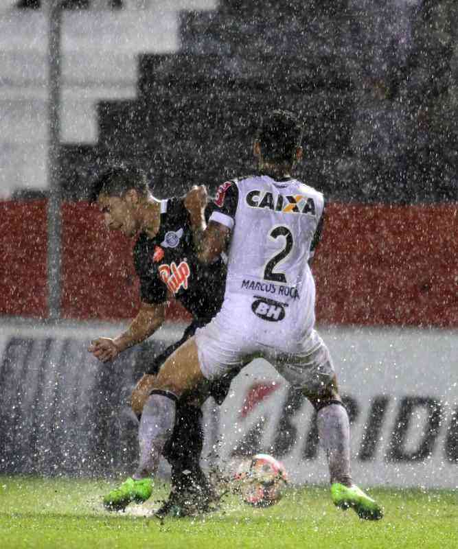 Lance de Libertad x Atltico, duelo disputado no Estdio Nicols Leoz, no Paraguai, pela Libertadores
