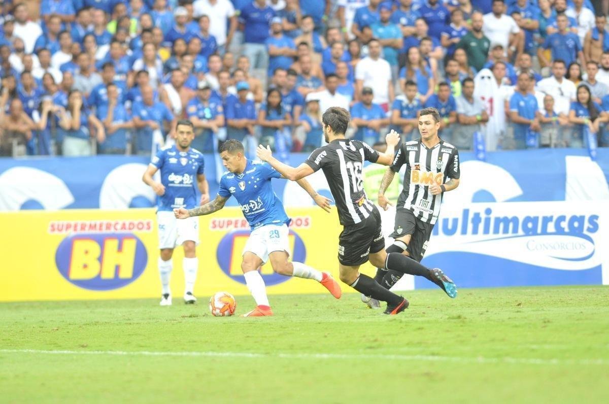 Fotos do primeiro tempo do clssico entre Cruzeiro e Atltico, pela final do Mineiro