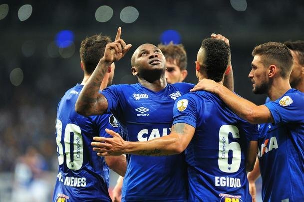 Arrascaeta sofreu pnalti de Vilches; Sass cobrou com categoria e ampliou para 3 a 0