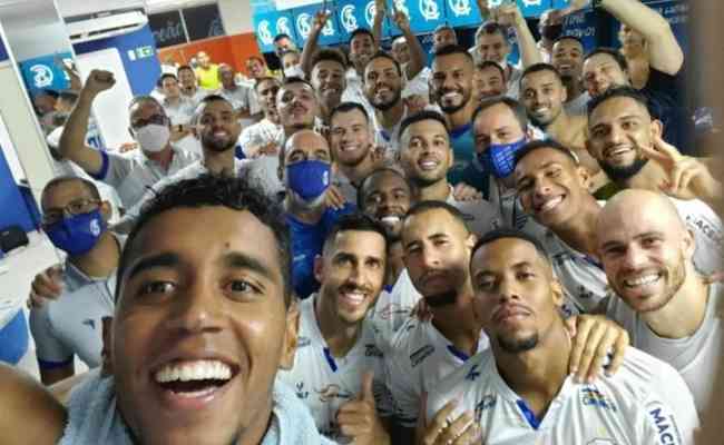 Marco Túlio comemora com companheiros e 'zoa' o Cruzeiro