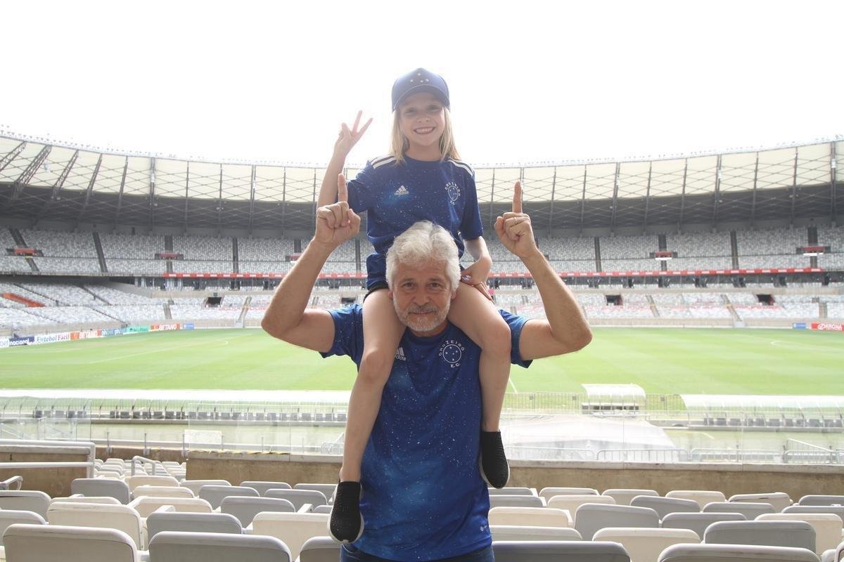 Al�cia Reis, de 8 anos, e o av�, Carlos Reis, de 56: paix�o da garotinha pelo Cruzeiro vem literalmente desde o ber�o. A cada jogo, os dois se juntam para apoiar o time no Mineir�o.