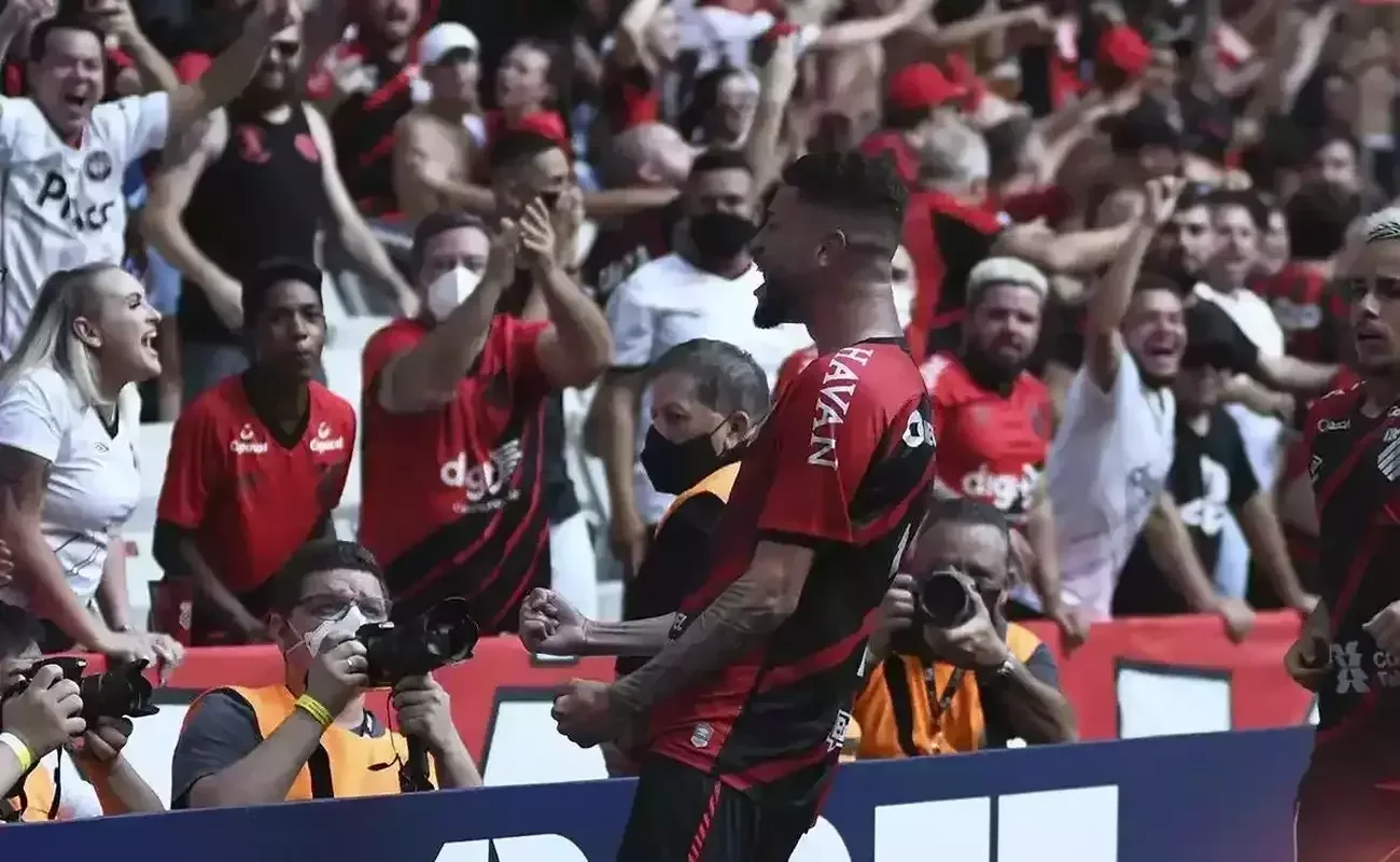 Athletico-PR - 10 jogos, sendo 5 sem levar gol