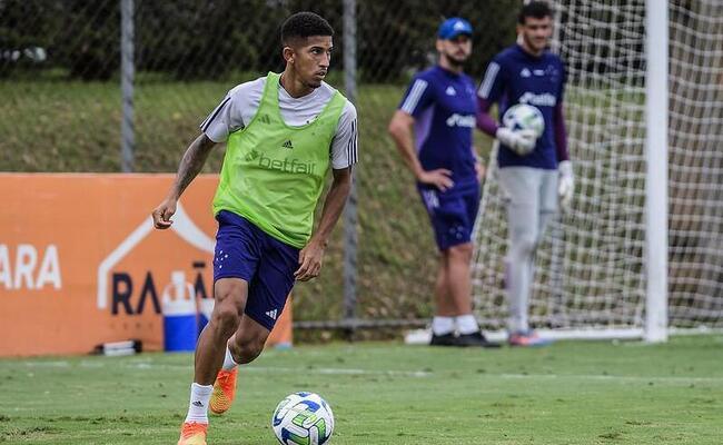 Igor Formiga substitui William, preservado após dez jogos seguidos, na lateral-direita