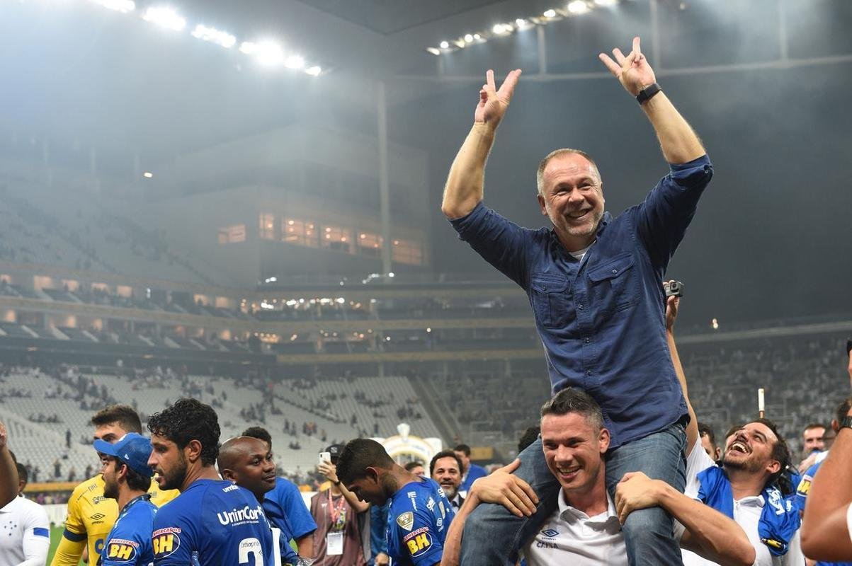 Seja em campo, nas arquibancadas da Arena Corinthians ou nas ruas de Belo Horizonte, os cruzeirenses comemoraram bastante a conquista do sexto ttulo da Copa do Brasil. O clube se tornou o maior vencedor isolado da histria do torneio, deixando para trs o Grmio, que ganhou cinco vezes. Veja as melhores imagens da celebrao de jogadores, dirigentes e torcedores!