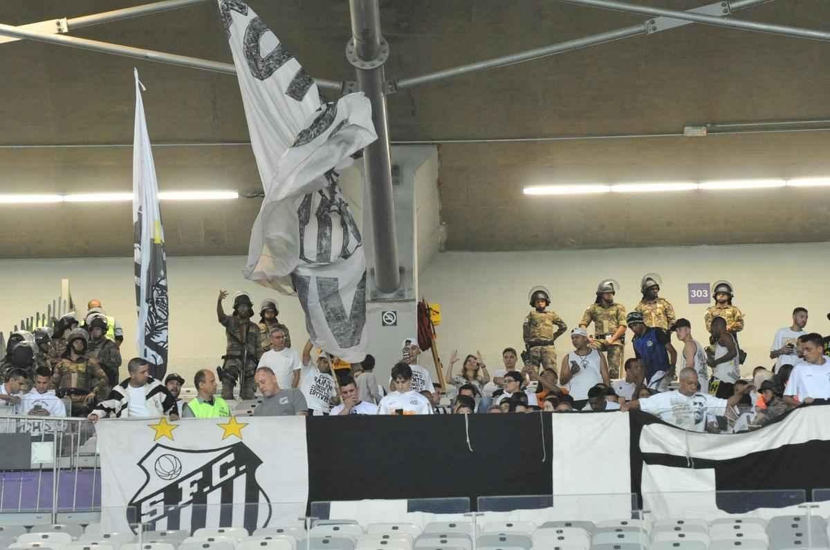 Imagens da torcida e da partida entre Cruzeiro e Santos, no Mineiro