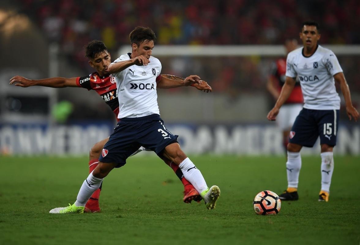 No primeiro tempo, Paquet abriu o placar para o Flamengo; Barco empatou para o Independiente, de pnalti