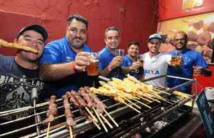 Torcedores do Cruzeiro iniciam viglia de 24 horas para aguardar final da Copa do Brasil, contra o Flamengo, no Mineiro. Esforo pelo sonho do pentacampeonato nacional.