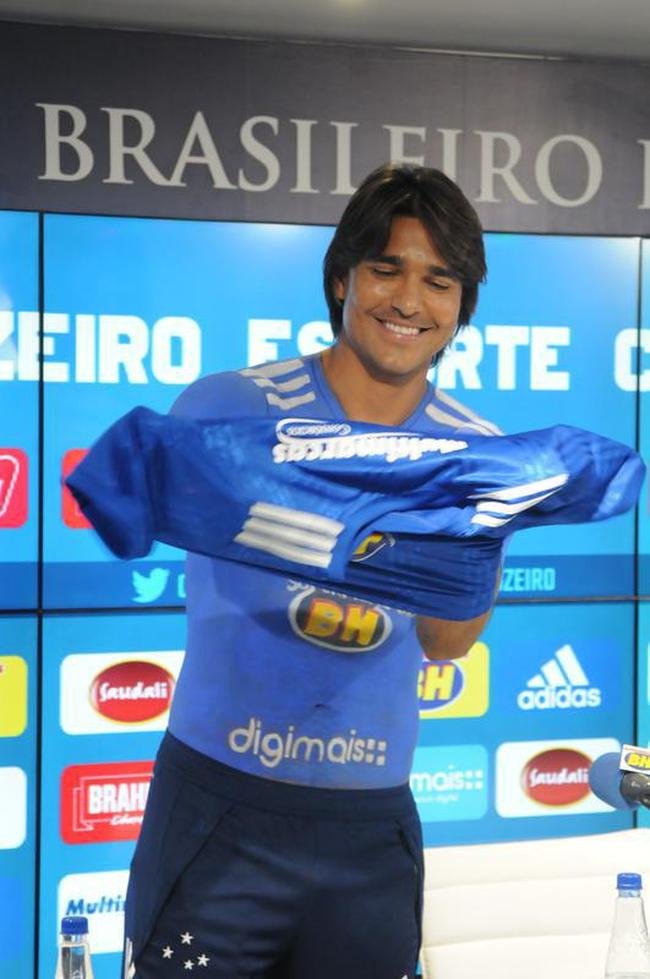 Fotos da apresenta��o do atacante Marcelo Moreno como novo refor�o do Cruzeiro para 2020. Duante entrevista, jogador foi acompanhado pela esposa Marilisy Antonelli e pela filha, Maria Clara