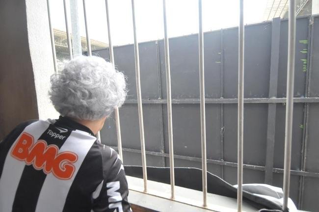 Familiares e amigos acompanham final do Mineiro na casa de dona Myrza Guimares, torcedora do Atltico vizinha do estdio Independncia