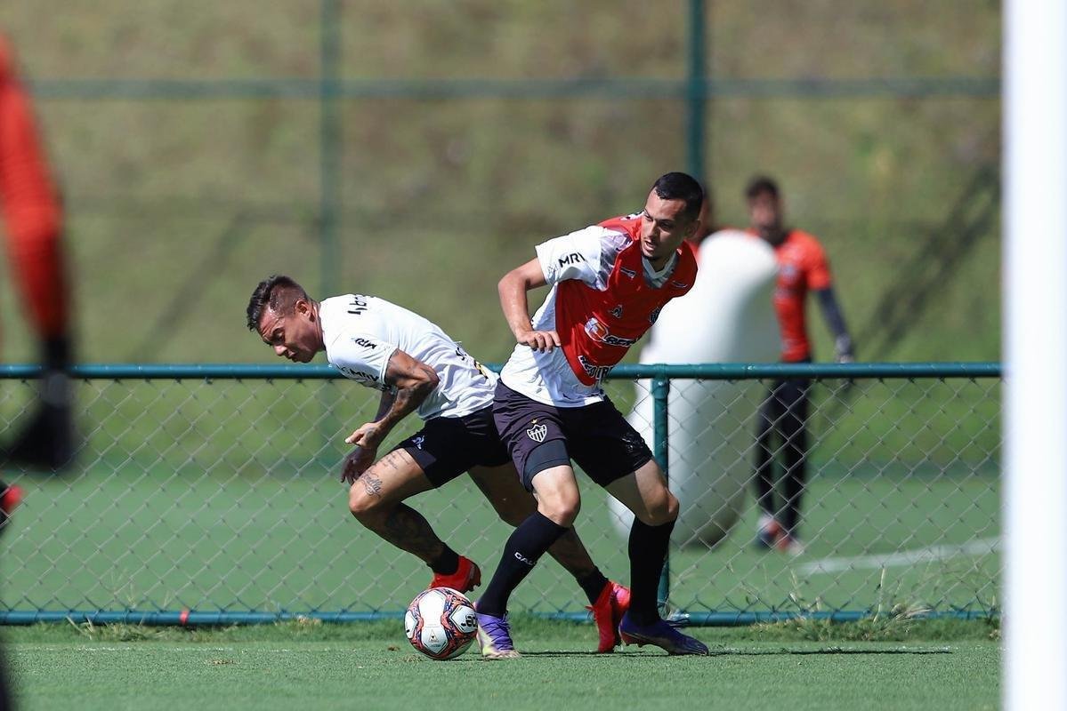 Fotos do coletivo entre profissionais e sub-20 do Atltico