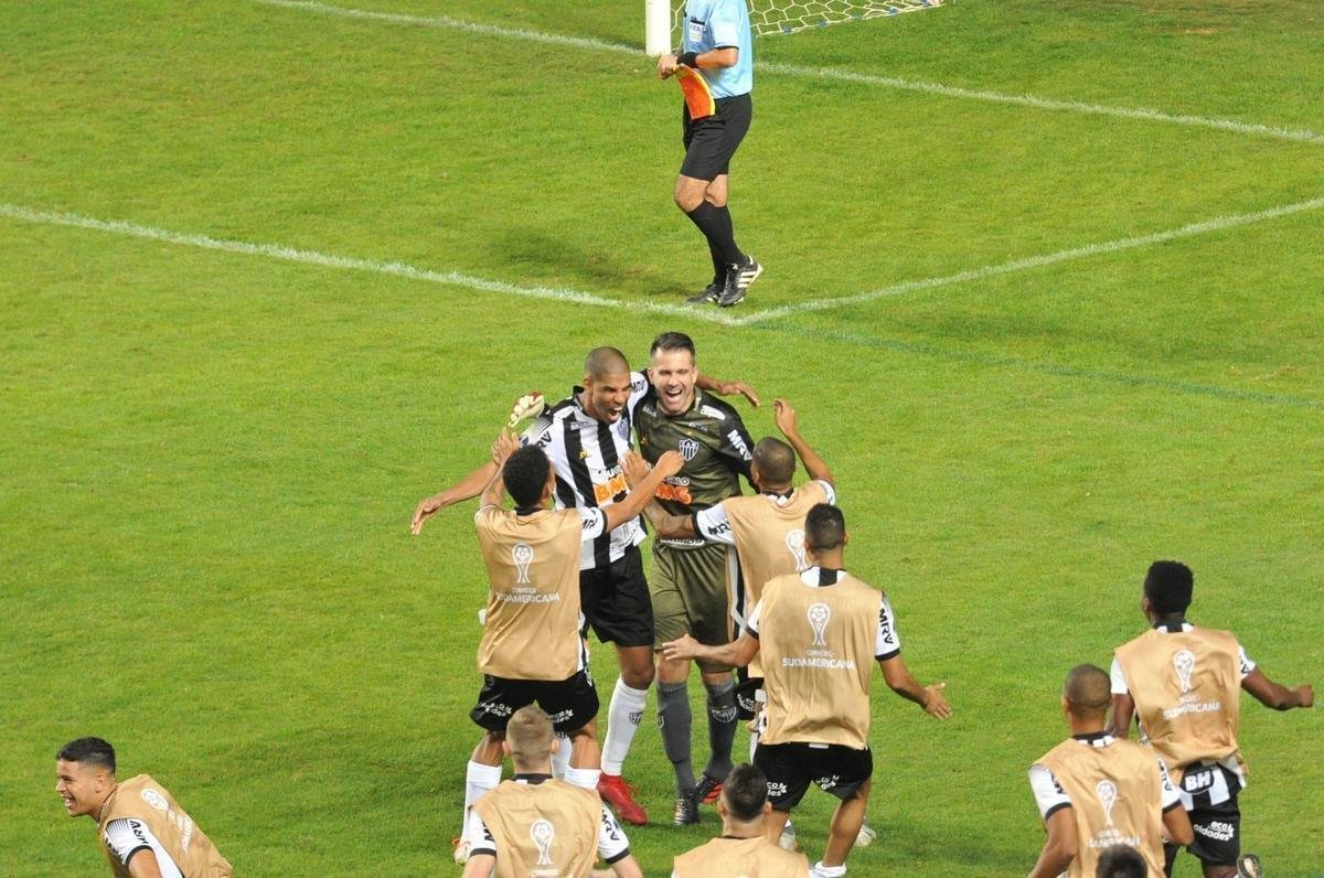 Depois de vitria do Atltico por 1 a 0 no tempo normal, Victor pegou trs pnaltis do Unin La Calera e levou o time alvinegro s oitavas de final da Sul-Americana