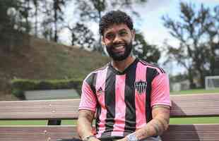 Jogadores do Atltico posam com nova camisa rosa